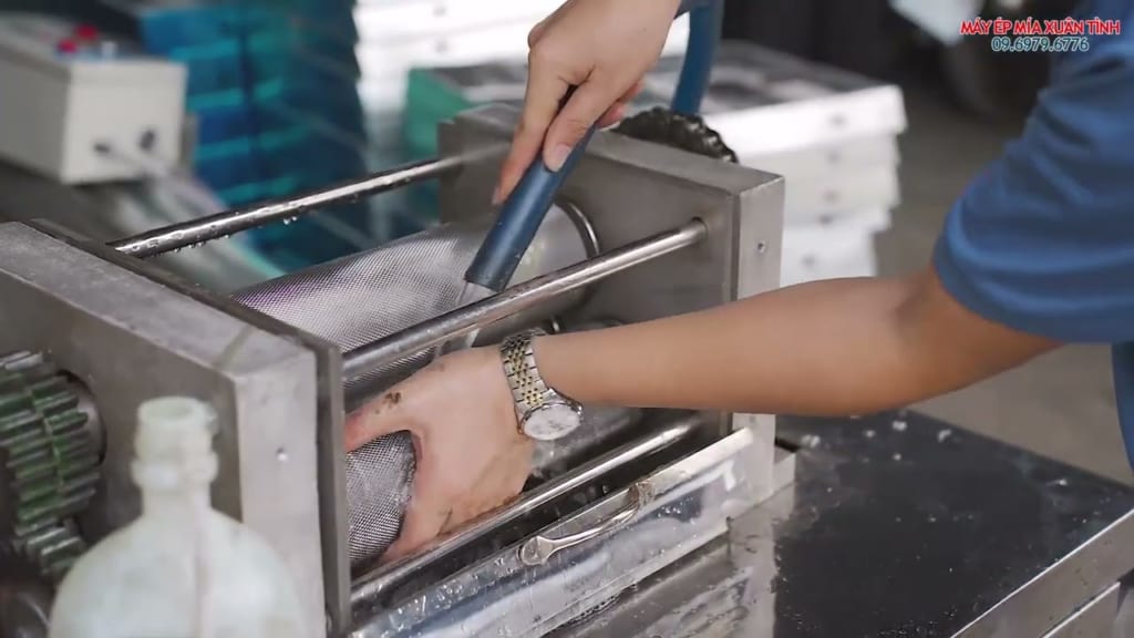 Vệ Sinh Xịt Nước Với Máy Ép Mía Công Nghiệp 3 Ngựa 6 Cây Đầu 2 Lớp